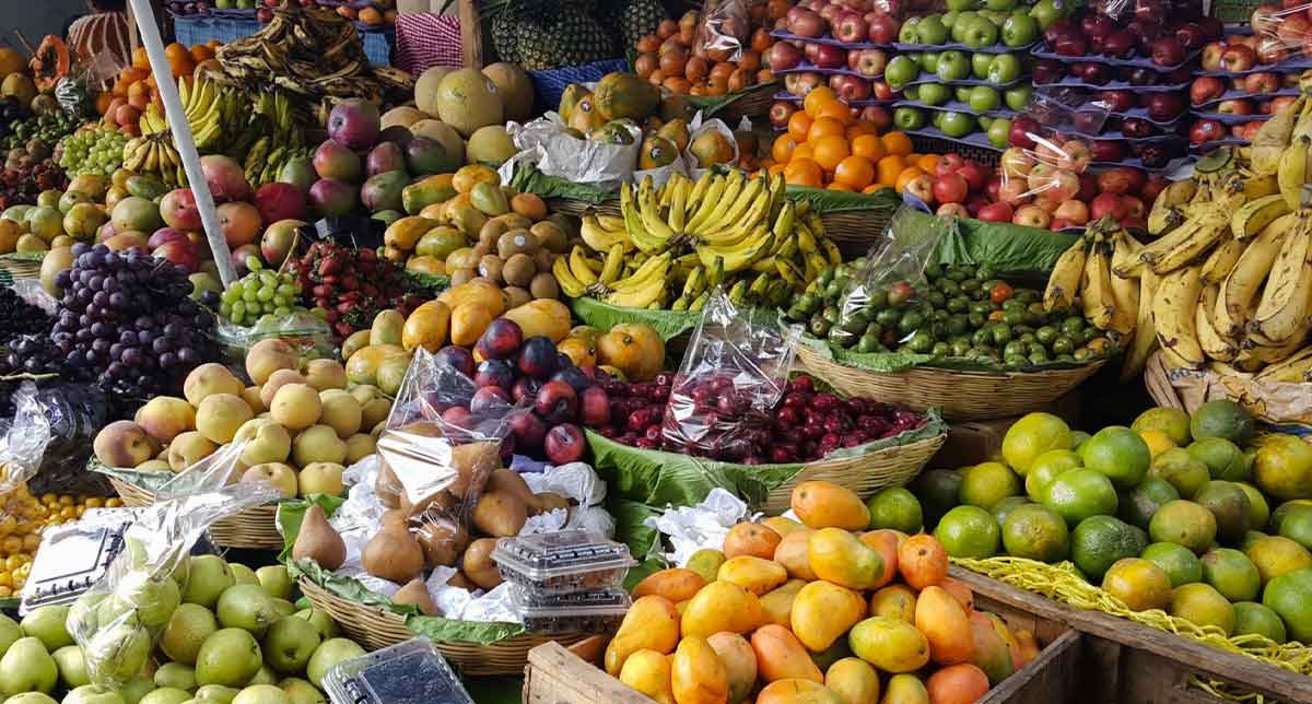 Guatemala Food Tours: A vibrant display of tropical fruits from Guatemala, featuring mangoes, papayas, pineapples, and lychees—fresh from local markets and bursting with natural flavor.