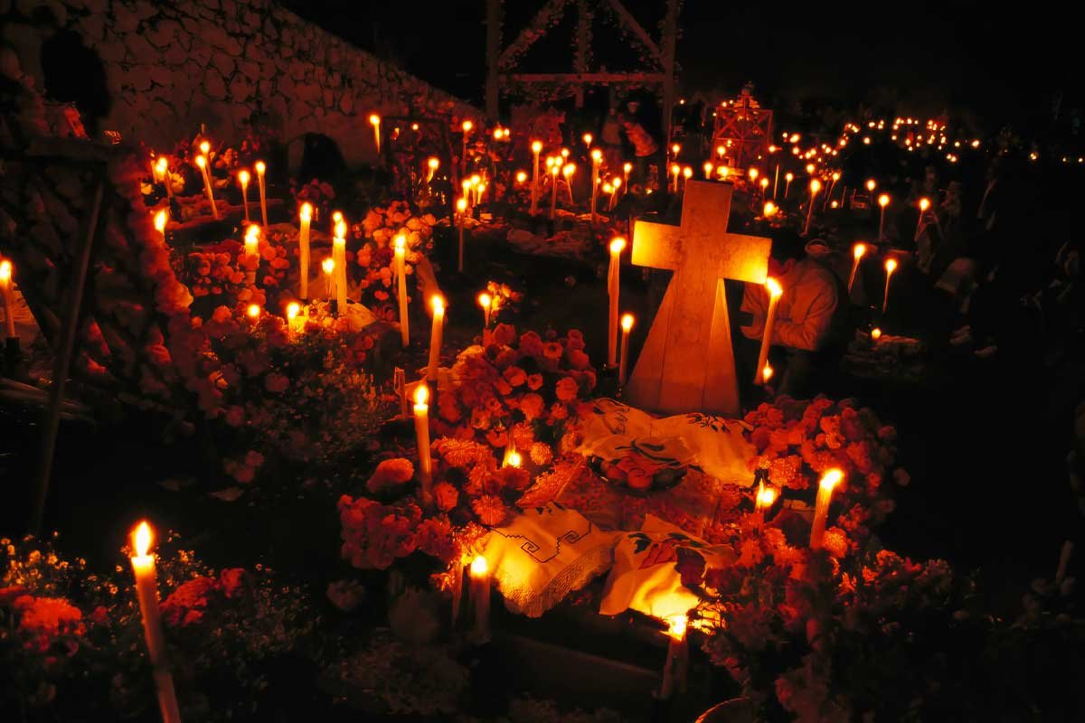 Oaxaca-festival Illuminated cemetery with candles during Tierra de los Muertos in Oaxaca, part of October cultural festivals in Central America.