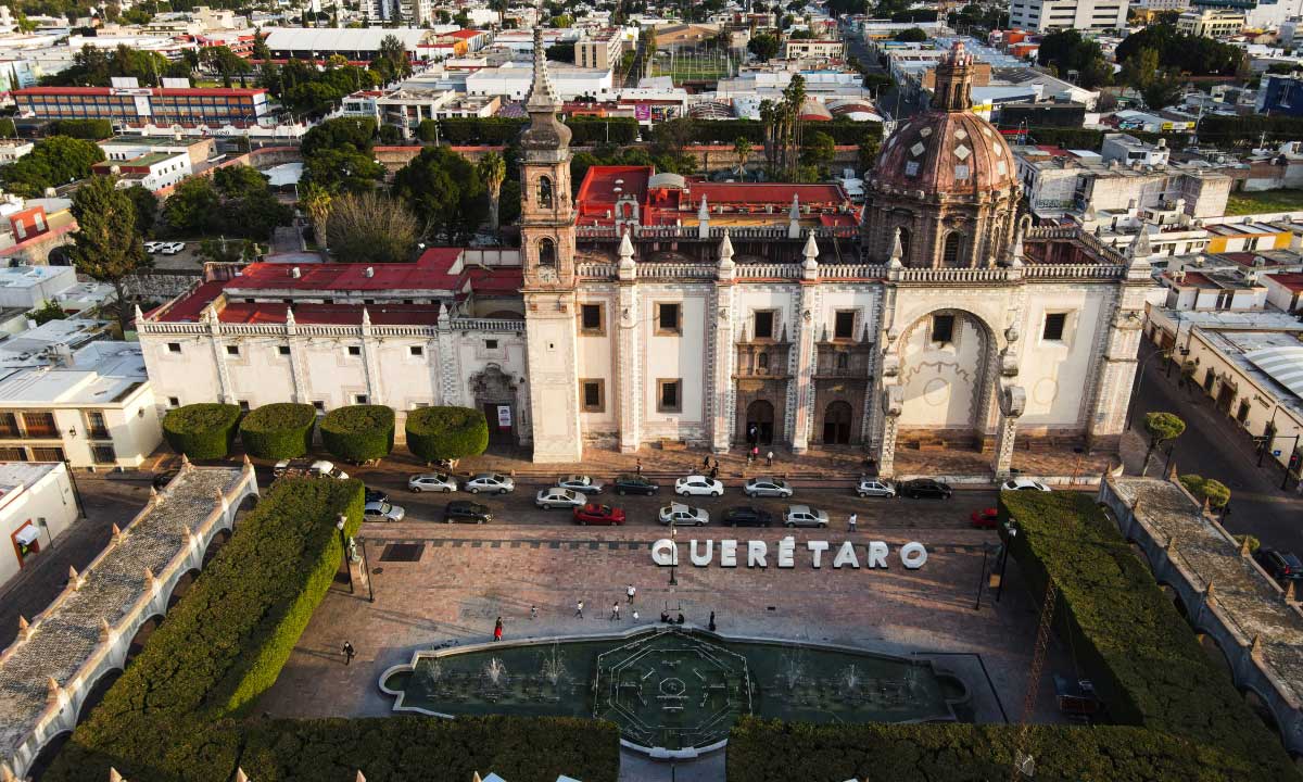 Templo de santa rosa de viterbo querétaro | martsam travel Aerial view of the Templo de Santa Rosa de Viterbo, fountain and Querétaro sign on the Mexico City & San Miguel de Allende Tour