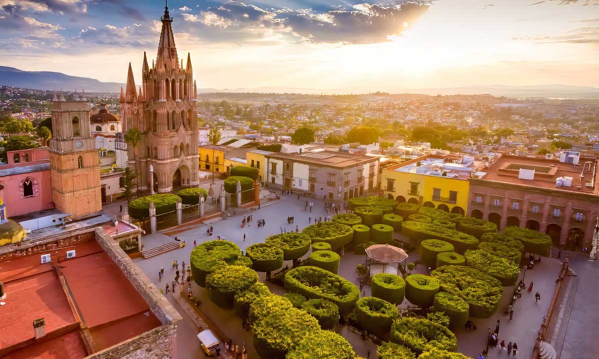 Parroquia-san-miguel-arcangel-san-miguel-de-allendejpg | martsam travel Aerial sunset view of the Parroquia de San Miguel Arcángel and El Jardín on the Mexico City & San Miguel de Allende Tour.