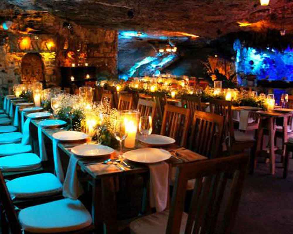 Mexico-incentive-travel-cave-event-venue | martsam travel Corporate travel event venue featuring a specially arranged gathering inside a cave with atmospheric lighting.