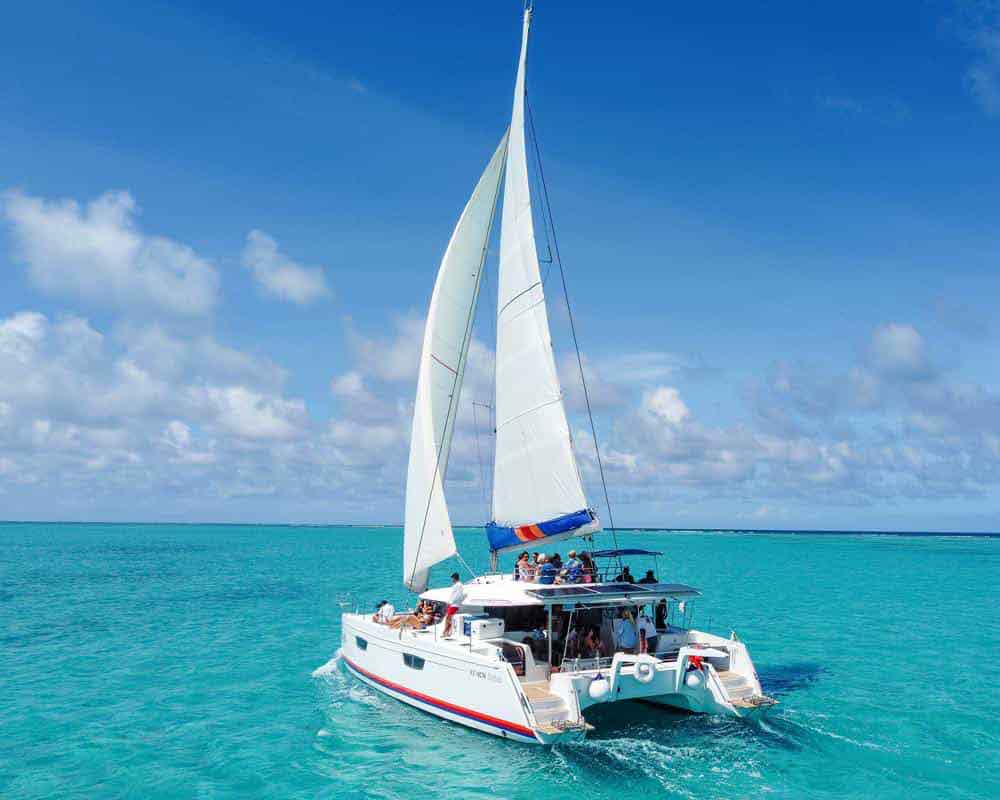 Belize-incentive-travel-catamaran-sailing | martsam travel Belize travel experience featuring a catamaran sailing through the turquoise waters of the Caribbean Sea.